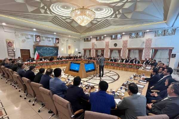 به گزارش وقایع نیوز به نقل از وزارت راه و شهرسازی، شامگاه یکشنبه پنجم مرداد، احکام اعضای شورای مرکزی نظام مهندسی ساختمان در نخستین جلسه شورای مرکزی دوره دهم توسط فرزانه صادق وزیر راه و شهرسازی به اعضا اهدا شد.