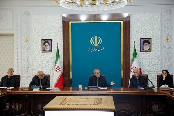 به گزارش وقایع نیوز به نقل از پایگاه اطلاع رسانی ریاست جمهوری، مسعود پزشکیان رییس جمهور در جلسه‌ای که به منظور ارزیابی آسیب‌ها و تصمیم‌گیری برای چگونگی جبران خسارات ناشی از جنگ تحمیلی ۱۲ روزه برگزار شده بود، ضمن قدردانی از تلاش‌ها و مجاهدت‌های همه کسانی که در حین جنگ و بعد از آن مشغول خدمت‌رسانی بوده و هستند، اظهار کرد: حضور و همراهی مردم، دستگاه‌ها، شخصیت‌ها و نهادهای مختلف در جریان جنگ تحمیلی ۱۲ روزه، بزرگ‌ترین دستاورد این مقطع حساس از تاریخ کشور است.