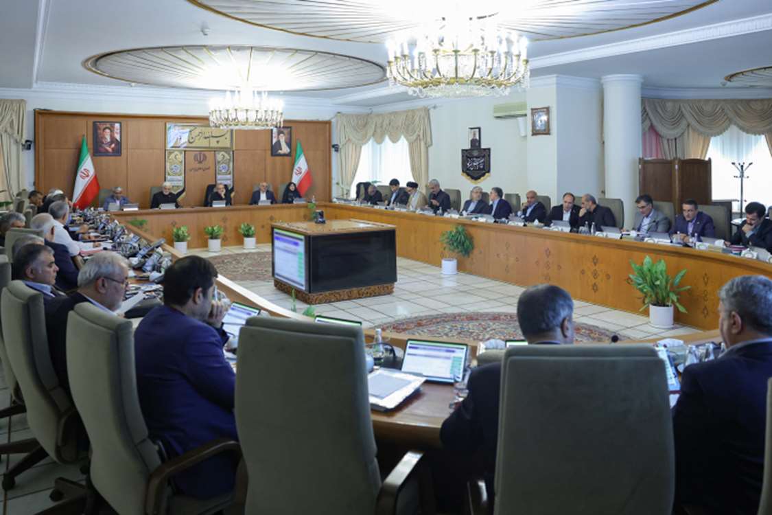 به گزارش وقایع نیوز به نقل از پایگاه اطلاع‌رسانی دولت، نود و چهارمین جلسه هیات دولت عصر روز یکشنبه به ریاست مسعود پزشکیان برگزار شد و در این جلسه، علاوه بر ارائه گزارش‌های دستگاه‌های اجرایی مختلف توسط اعضا، رئیس سازمان حفاظت محیط زیست کشور گزارشی جامع و تخصصی پیرامون پدیده گرد و غبار در ایران به عنوان تهدیدی فرابخشی و فراگیر و همچنین برنامه‌های ملی و جامع مقابله با این پدیده ارائه کرد.