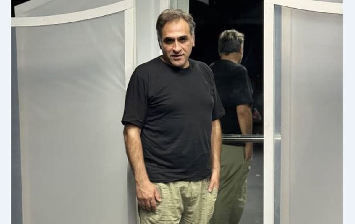 به گزارش وقایع نیوز، نمایش «آوازخوان طاس»نوشته "اوژن یونسکو" با بازی محمدرضاچاپاریان روی صحنه می رود؛ نمایشی با طراحی و کارگردانی فرشید هدی که بهزودی در مجموعه تئاتر شهر اجرا خواهد شد.