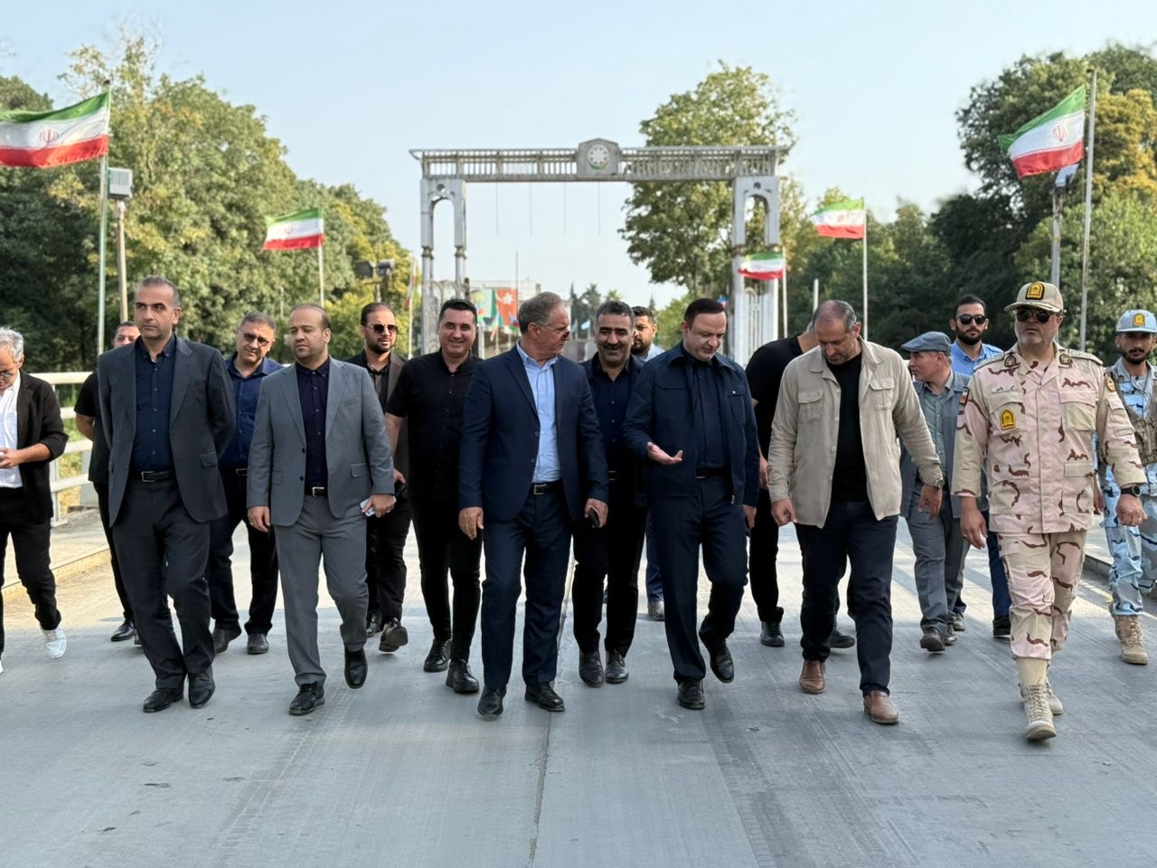 به گزارش وقایع نیوز: رضا مسرور گفت: در راستای تاکیدات رئیسجمهور مبنی بر توسعه همکاریهای اقتصادی با کشورهای همسایه و ایجاد مناطق آزاد مشترک، برنامهریزیهای جدی با چند کشور آغاز شده و مراحل پیگیری را طی میکند.
