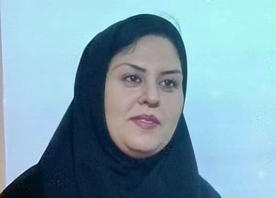 نقش اسطوره‌ها در شناسایی دگرگونی‌ها و عوارض زمین‌شناسی مناطق؛ یک ایرانشناس گفت: اسطوره‌های زمین داده‌های بسیار مفیدی را در شناسایی دگرگونی‌ها و عوارض زمین‌شناسی مناطق فراهم می‌آورند و از طرفي می‌توانند راهنمايي در درک تاریخ و فرهنگ مردمی باشند که داستان‌ها و روایات را در سینه و حافظه خود زنده نگهداشته‌اند. به گزارش شهر مردم: سارا ناظمی، دکتری ایرانشناسی با بیان این مطلب بکه بشر از ابتداي خلقت تاکنون رابطه تنگاتنگی با محیط و طبيعت پیرامون خود داشته و از آن تأثير پذيرفته و بر آن اثرگذار بوده است، در گفت‌وگو با نقدبازار اظهار کرد: انسان به دنبال این رابطه دوسویه همواره در پی شناخت محیط اطراف خود بوده است. او برای رسيدن به اين شناخت و درک آنچه که در طبیعت با آن مواجه می‌شد از روش‌ها و ابزاری بهره می‌جست که در نظر انسان امروز ساده، کودکانه و ابتدایی است. مهمترین این ابزار ساختن داستان و اسطوره بود.   تبدیل اسطوره، داستان و افسانه به باورهایی ماندگار به گفته وی سنگ‌ها، کوه‌ها، صخره‌ها و سایر پدیده‌های زمین‌شناسی از جمله ناشناخته‌هاي دنياي انسان بدوی بودند و گاه ریخت‌های ویژه یا اسرارآمیزی را می‌ساختند که برای تحلیل چگونگي شكل‌گيري این چشم‌اندازها به دليل نداشتن علم و دانش امروزي از اسطوره، داستان و افسانه یاری می‌گرفت و به مرور زمان اين داستان‌ها تبديل به باورهایی ماندگار می‌شد. این استاد ایرانشناسی ادامه داد: این اسطوره‌ها و افسانه‌هاي زمين، امروزه در قالب علمی نوظهور و تا حدي ناشناخته به نام ژئوميتولوژي بررسی می‌شود. ژئومیتولوژی از زمین‌شناسی، جغرافیا، اسطوره‌شناسی، دین‌شناسی، مردم‌شناسی و بسیاری دیگر از علوم انسانی بهره مي‌برد. این علم را زمین‌شناسی اسطوره‌ای معنا می‌كنند كه در صدد است تا بخشی از مفاهیم زمین‌شناسی را از نگاه انسان و تصورات او فارغ از مقوله علم شناسایی کند. ناظمی با بیان این مطلب که این علم نوپا تلفیقی از اسطوره‌شناسی و زمین‌شناسی است- گرچه این دو علم در ظاهر خود، اشتراکی با هم ندارند- تصریح کرد: علم مذکور به مطالعه داستان‌ها و باورهاي عاميانه‌ پيرامون دگرگونی‌ها، تغییرات و عوارضی که بر سطح زمین به وجود آمده و برجای مانده است مي‌پردازد. ذهن خلاق اما کودکانه و جاهلیت غیرعامدانه انسان بدوی، برای تبیین، استدلال و تحلیل چگونگی آن، جز با توسل به دنیای شناخته شده‌اش که گستره‌ای از عناصر متافیزیکی، تخیلات، اسطوره‌ها و افسانه‌ها بود امکان‌پذیر نبود.   ژئومیتولوژی، تحلیل اسطوره‌شناختی داستان‌ها این استاد کارگاه‌های شناخت اسطوره‌های ایرانی گفت: درک چشم اندازها، محل زندگی و پیرامون خشن و ناشناخته، بشر را به سمت شناختی در جهت ساختن و بهتر کردن شرایط زیست و دستیابی به راهی برای مقابله با دشواری‌ها و مجهولاتی که روزانه با آن دست به گریبان بود سوق داد و يكي از اين راه‌ها رسيدن به بينش و آگاهي ابتدايي با تكيه بر دانش ابتدايي درباره جهان بود. ناظمی با این توضیح که ژئومیتولوژی، تحلیل اسطوره‌شناختی داستان‌ها برای اطلاع از شرایط زمین‌شناسی در زمان شکل‌گیری آنهاست، افزود: گاهی این داستان‌ها اطلاعات مفيدي درباره زلزله‌ها، سیلاب‌ها و وقایع زمين‌شناسي قدیمی ارائه می‌کند که از لحاظ علمی ناشناخته بوده‌اند اما می‌توان از آن در تجزیه و تحلیل و بررسی‌های علمی استفاده کرد. در این شاخه جدید از علوم زمین، وقایع کره زمین، از طریق داستان‌ها، افسانه‌ها و اسطوره‌ها بررسی می‌شود. این اسطوره‌ها داده‌های مفیدی را در شناسایی تاریخ زمین‌شناسی مناطق فراهم می‌آورند و از طرفي می‌توانند راهنمايي در درک تاریخ و فرهنگ مردمی باشند که داستان‌ها و روایات را در سینه و حافظه خود زنده نگهداشته‌اند. سرچشمه چرایی پرستش سنگ‌ها توسط بشر وی توضیح داد: بخش زيادي از این اسطوره‌ها با اعتقادات مذهبی مردم و فرهنگ بومی ایشان گره خورده، فرهنگی که هزاران سال با رگ و پی انسان بدوی عجین شده و ریشه در دین‌های کهن و باورهای گاها خرافی وی دارد. همان دینی که جهان‌بینی و دنیای او را تعریف می کرد و در قالب آنیمیسم، توتمیسم و فتیشیسم ظاهر مي شد. در واقع می‌توان یادگار اين دین‌های ابتدایی نظیر فتیشسم و بت‌پرستی را در اندیشه تقدس و گرامی داشتن سنگ‌ها دید. پرستش سنگ‌ها، از کنجکاوی بشر نسبت به پیرامون خود سرچشمه می‌گرفت و ناشي از تسليم شدن وي در برابر سنگ‌هاي سخت و رازآلود بود. این ایرانشناس با اشاره به اینکه در نقاط بسياري از ايران عوارض و ناهمواري وجود دارد كه در پي رانش زمين، باد و باران، آتشفشان،‌ سيلاب و ساير وقايع طبيعي ايجاد شده است، خاطرنشان کرد: اين ناهمواري‌ها در نظر مردم به اشيا، گياهان، انسان‌ها، حيوانات و ... شبيه هستند و برايشان داستان‌هايي ساخته‌اند. در ايران نمونه‌هاي بسياري از اين عارضه‌هاي زمين‌شناسي وجود دارد كه داستانشان از اسطوره‌ها و عقايد مذهبي اقوام مختلف برگرفته شده است. وی در ادامه به چندین نمونه از اسطوره‌های زمین شناسی اشاره می کند: دودکش‌ جن مناره‌های سنگی نازک و بلندي هستند كه در زیر تخته‌سنگی قرار گرفته‌ و اطراف آن بر اثر عمل فرسایش از بین رفته‌ و ممکن است از 5.1 تا ۴۵ متر ارتفاع داشته باشند و معمولا در سنگ‌های رسوبی یا سنگ‌های آتشفشانی دیده می‌شود. قلعه بهستان یا کهن دژ در شهرستان ماه‌نشان استان زنجان و دودکش پری در روستای «وردیج» تهران نمونه‌هایی از اين دودكش‌ها هستند. گرچه اين اشكال در اثر رويدادهاي طبيعي به وجود آمده اما اهالي اين مناطق براي توضيح شكل خاصشان بر اين اعتقادند كه جن‌ها از طريق اين مناره‌هاي بلند به زمين مي‌آيند و دوباره از همين راه به زير زمين بازمي‌گردند. نبرد رستم و اژدها و پدیده چين مركب مورد بعدي كوه اژدها در شهر گرمسار است كه اهالي افسانه‌هاي جالبي درباره چگونگي به وجود آمدن آن دارند. يكي از داستان‌ها مي‌گويد رستم پهلوان بزرگ ايراني در این مکان با اژدها نبرد کرده و پس از پيروزي بر اژدها، آن را روی این کوه پرتاب کرده و بر زمین کشیده و در نتیجه کوه شكل اژدها را به خود گرفته و به صورتي كه مي‌بينيم در آمده است. در افسانه‌ ديگر گفته شده یک اژدهای بزرگ روی این کوه چنگ زده و این شیارها هم ردی از چنگ آن اژدهاست. دلیل واقعي به وجود آمدن اشکال خاص این کوه يك پديده كمياب زمين‌شناسي به نام چين مركب است يعني وارد شدن نیرو از دو جهت و به صورت همزمان كه باعث پديد آمدن شیار و چین‌خوردگی می‌شود. دليل رنگارنگي کوه اژدها به دليل جنس خاك آن است كه از سنگ ماسه، سنگ جوش و شیل مي باشد. هر کدام از این خاک‌ها دارای عناصر خاصی هستند با تابش نور خورشید رنگ‌هاي زيبايي را ايجاد مي‌كنند. این دکتری ایرانشناس در خاتمه به مورد جالب دیگری اشاره دارد و افزود: چشمه‌‌هاي قیر ماماتین شهرستان رامهرمز مورد جالب ديگري است. داستان اين چشمه‌ها كه شبيه تنور نانوايي هستند در باور اهالي محلي چنين است كه اين قير سياه خون اژدهایی است که در جنگ با اسفندیار به هلاکت رسید و هنوز از چشمه‌های قیر ماماتین می‌جوشد. خون اين اژدها درماني براي بيماري لاعلاج خواهر اسفنديار رويين‌تن بوده است.