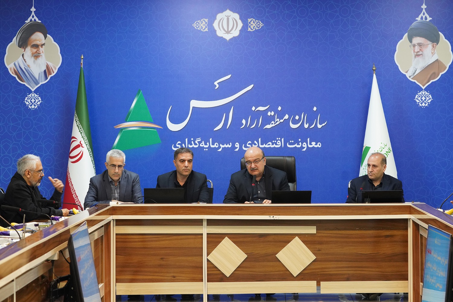 به گزارش وقایع نیوز به نقل از فرینا، در این نشست که با حضور مدیران عامل واحدهای صنعتی و تولیدی و انجمن تولیدکنندگان و کارآفرینان ارس، مدیران گمرک، صنایع وسرمایه گذاری سازمان منطقه آزاد ارس و نماینده گمرک ایران برگزار شد، ابراهیم جلیلی ضمن استماع دغدغه‌ها و مسائل مدیران واحدهای تولیدی، بر عزم جدی سازمان منطقه آزاد ارس برای پیگیری و حمایت عملی از این واحدها تاکید کرد و گفت: طی تصمیم تشویقی از سوی سازمان منطقه آزاد ارس، عوارض ورودی گمرک برای کلیه ماشین‌آلات وارداتی به منطقه آزاد ارس و همچنین عوارض مواد اولیه کالاهای صادرات مجدد از امروز صفر خواهد شد.