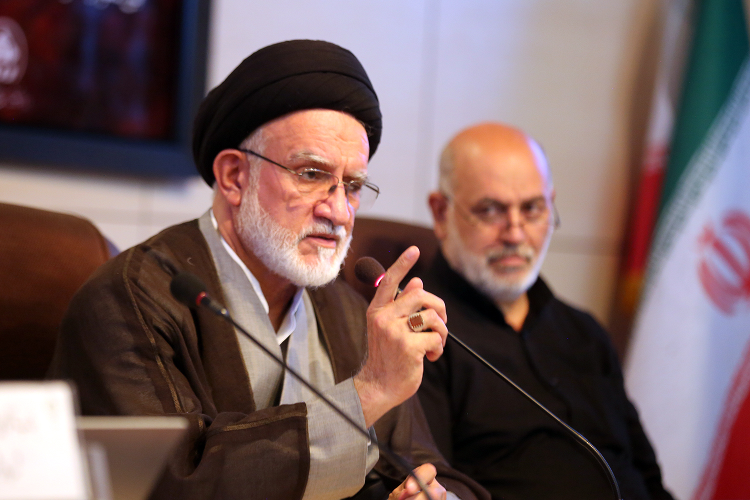 مراقب برخی که نانشان در درست کردن حاشیه است باشید