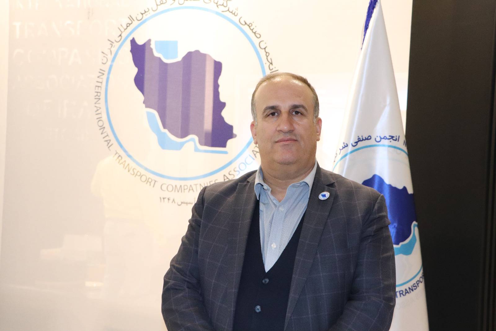به گزارشاقتصادمحور، احسان ملک‌زاده، رئیس هیأت‌مدیره انجمن صنفی شركت‌های حمل‌ونقل بین‌المللی ایران در سخنانی به مناسبت گرامیداشت روز و هفته حمل‌ونقل در سازمان راهداری و حمل‌ونقل جاده‌ای، ضمن تبیین جایگاه راهبردی حمل‌ونقل در اقتصاد کشور از متولیان دولتی حوزه حمل‌ونقل می‌خواهد از ظرفیت مشورتی بخش خصوصی در دبیرخانه ستاد گذر و کارگروه‌های مرتبط با آن استفاده کنند.