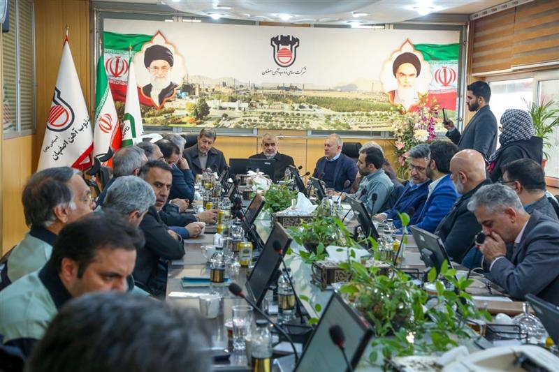 به گزارشاقتصادمحور: دکتر علی نیکزاد، نایب‌رئیس اول مجلس شورای اسلامی، به همراه دکتر مهدی جمالی‌نژاد استاندار اصفهان، روز جمعه ۲۸ آذرماه با حضور در ذوب‌آهن اصفهان، ضمن بازدید از خطوط تولید و ادای احترام به شهدای گمنام، در نشستی تخصصی به بررسی مسائل، چالش‌ها و نیازهای این شرکت پرداختند.
