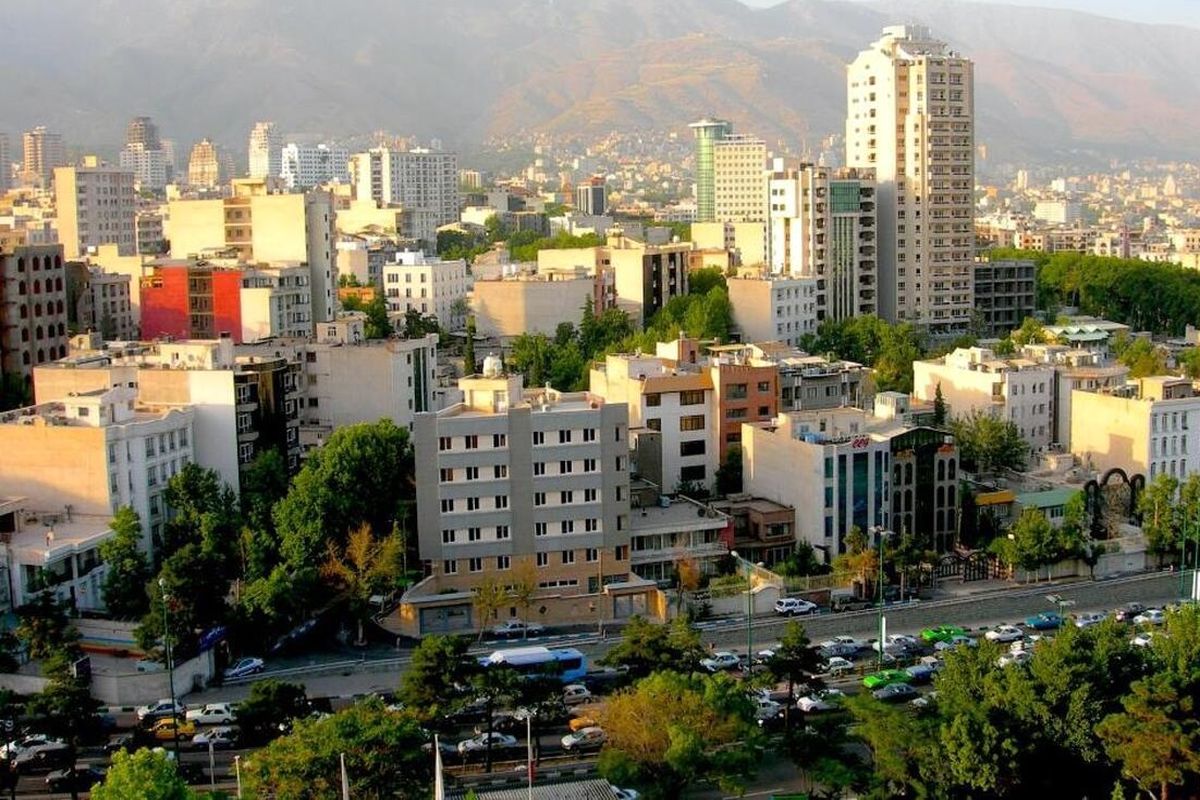 به گزارشاقتصادمحور: بیتا پورباقی| به اعتقاد برخی از کارشناسان بازار مسکن این روزها به مرحله «اَبرچالش» رسیده است، شرایطی که حتی مجتبی یوسفی، عضو کمیسیون عمران مجلس در توصیف آن معتقد است؛ حتی اجاره مسکن برای بسیاری از خانوارها تبدیل به آرزویی دور از دسترس شده است.