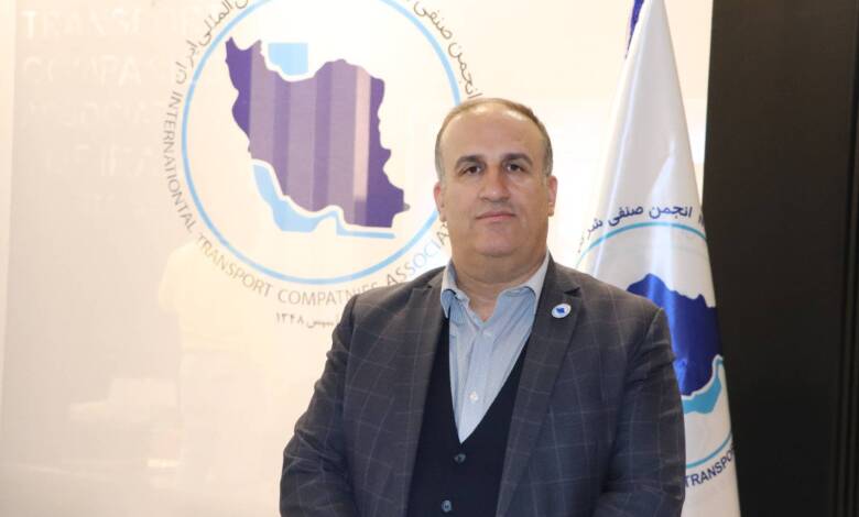به گزارشاقتصادمحور، احسان ملک‌زاده، رئیس هیأت‌مدیره انجمن صنفی شركت‌های حمل‌ونقل بین‌المللی ایران در سخنانی به مناسبت گرامیداشت روز و هفته حمل‌ونقل در سازمان راهداری و حمل‌ونقل جاده‌ای، ضمن تبیین جایگاه راهبردی حمل‌ونقل در اقتصاد کشور از متولیان دولتی حوزه حمل‌ونقل می‌خواهد از ظرفیت مشورتی بخش خصوصی در دبیرخانه ستاد گذر و کارگروه‌های مرتبط با آن استفاده کنند.