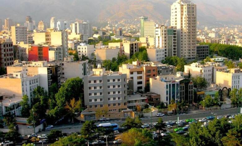 به گزارشاقتصادمحور: بیتا پورباقی| به اعتقاد برخی از کارشناسان بازار مسکن این روزها به مرحله «اَبرچالش» رسیده است، شرایطی که حتی مجتبی یوسفی، عضو کمیسیون عمران مجلس در توصیف آن معتقد است؛ حتی اجاره مسکن برای بسیاری از خانوارها تبدیل به آرزویی دور از دسترس شده است.