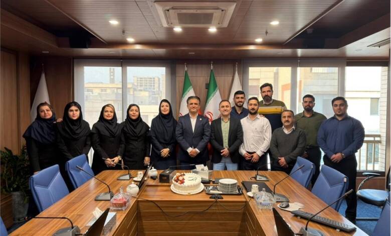 به گزارشاقتصادمحور به نقل از روابط عمومی و امور فرهنگی پتروشیمی مروارید، در ابتدای این مراسم مهدی حسینپور مدیر مالی و سرمایه گذاری ضمن تبریک روز حسابدار، تلاش همکاران مالی شرکت را نمونهای از پشتکار، نظم و مسئولیتپذیری عنوان کرد و افزود: حسابداری صرفا یک شغل نیست، مسئولیتی است که با شفافیت، دقت و سلامت مالی شرکت خورده است. همکاران واحد مالی در شرکت پتروشیمی مروارید در شرایط مختلف حتی روزهای تعطیل با تعهد و پشتکار کنار شرکت بودهاند و این روحیه رمز موفقیت آنهاست.