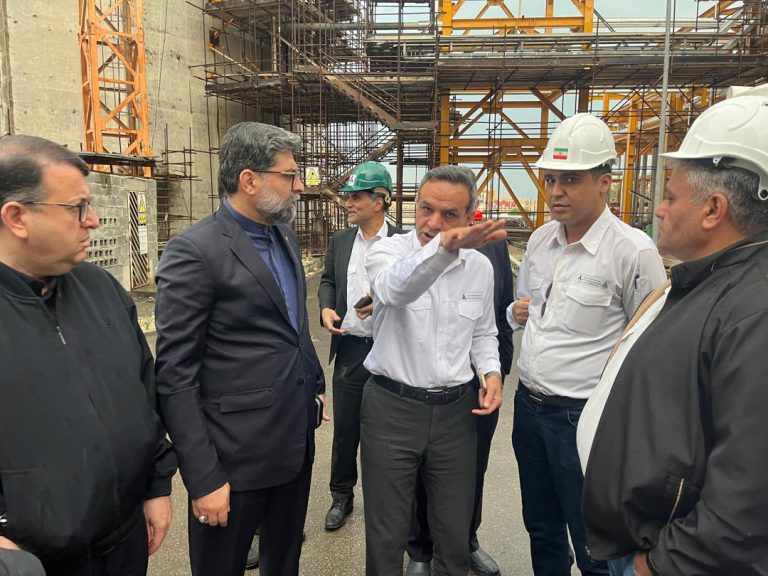 به گزارشاقتصادمحور به نقل از روابط عمومي شركت مهندسي و ساخت تأسيسات دريايي ايران، روز یکشنبه ۷ دی‌ماه ۱۴۰۴، دكتر فرشاد مقيمي معاون وزیر صنعت، معدن و تجارت و رئیس هیأت عامل سازمان گسترش و نوسازی صنایع ایران (ایدرو) به شهرستان عسلویه سفر کرد تا از پروژه فاز ۱۴ پارس جنوبی بازدید نمايد. این بازدید با حضور مدیران و اعضای هیأت عامل ایدرو و نمایندگان کنسرسیوم فاز ۱۴ انجام شد.