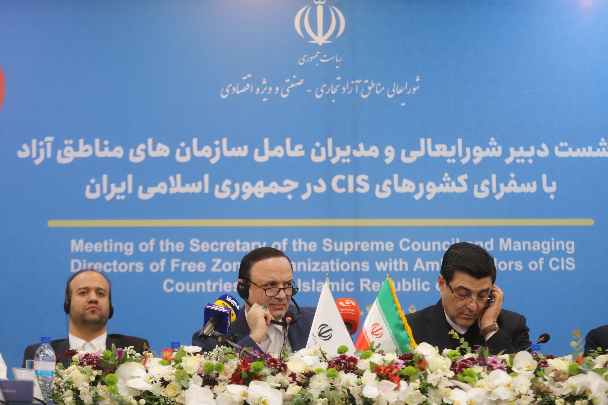 به گزارشاقتصادمحور به نقل از روابطعمومی و امور بینالملل سازمان منطقه آزاد انزلی، در این نشست، رضا مسرور دبیر شورایعالی مناطق آزاد و ویژه اقتصادی با تأکید بر نقشآفرینی مناطق آزاد در دولت چهاردهم، اظهار کرد: هدف اصلی از برگزاری این نشست، آشنایی دقیق سفرای کشورهای همسایه با ظرفیتها و فرصتهای متنوع مناطق آزاد ایران و فراهمسازی بستر همکاریهای پایدار اقتصادی است.