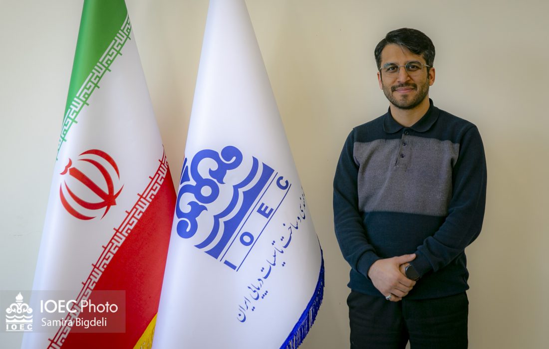 به گزارشاقتصادمحور: دکتر علی مهری، پژوهشگر مهندسی مواد در شرکت مهندسی و ساخت تأسیسات دریایی ایران، در گفت‌وگو با روابط عمومی شرکت، تجربه ثبت بین‌المللی یک اختراع در حوزه کاتالیزورهای کاهش آلودگی خطوط نفت و گاز را تشریح کرد و هم‌زمان به مرور مسیر علمی و صنعتی خود پرداخت؛ مسیری که از دانشگاه‌های معتبر داخلی و خارجی آغاز شده و امروز به دغدغه توسعه و به‌کارگیری فناوری در صنعت انرژی کشور رسیده است.