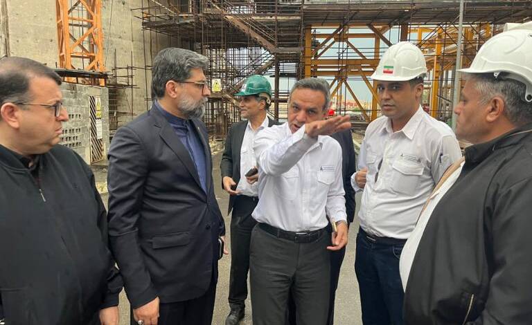 به گزارشاقتصادمحور به نقل از روابط عمومي شركت مهندسي و ساخت تأسيسات دريايي ايران، روز یکشنبه ۷ دی‌ماه ۱۴۰۴، دكتر فرشاد مقيمي معاون وزیر صنعت، معدن و تجارت و رئیس هیأت عامل سازمان گسترش و نوسازی صنایع ایران (ایدرو) به شهرستان عسلویه سفر کرد تا از پروژه فاز ۱۴ پارس جنوبی بازدید نمايد. این بازدید با حضور مدیران و اعضای هیأت عامل ایدرو و نمایندگان کنسرسیوم فاز ۱۴ انجام شد.