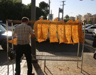 به گزارش اقتصادمحور  کارآفرین: محمدجواد کرمی در گفت‌وگو با ایانا، با تأکید بر لزوم تحول در سیاست‌گذاری‌های کلان زنجیره گندم، آرد و نان اظهار داشت: «صنعت آرد و نان کشور با وجود در اختیار داشتن کارخانجات به‌روز و مدرن، به دلیل محدودیت‌های ناشی از روش‌های فعلی پرداخت یارانه، در حصار مانده و از پتانسیل‌های واقعی خود برای حضور در بازارهای منطقه‌ای محروم شده است.»