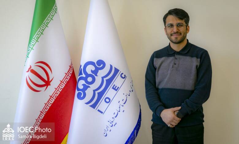 به گزارشاقتصادمحور: دکتر علی مهری، پژوهشگر مهندسی مواد در شرکت مهندسی و ساخت تأسیسات دریایی ایران، در گفت‌وگو با روابط عمومی شرکت، تجربه ثبت بین‌المللی یک اختراع در حوزه کاتالیزورهای کاهش آلودگی خطوط نفت و گاز را تشریح کرد و هم‌زمان به مرور مسیر علمی و صنعتی خود پرداخت؛ مسیری که از دانشگاه‌های معتبر داخلی و خارجی آغاز شده و امروز به دغدغه توسعه و به‌کارگیری فناوری در صنعت انرژی کشور رسیده است.