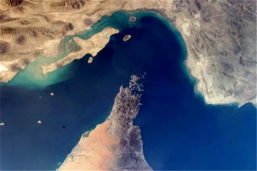 به گزارش اقتصادمحور به نقل از مانا، مسعود پلمه، دبیر انجمن شرکت‌های کشتیرانی درباره ادعای نتانیاهو درباره دور زدن تنگه هرمز و تغییر مسیر تردد کشتی‌های و خطوط لوله نفت گفت: اظهار نظر‌هایی که افرادی مانند نتانیاهو دارند، معمولاً اظهارات سیاسی و غیرعقلی است. بزرگترین بندر منطقه، بندر جبل‌علی محسوب می‌شود و اگر قرار باشد این بندر تعطیل باشد، مگر امکان دارد این بندر را به مسیر عربستان منتقل کنیم تا تردد دریایی به آن منطقه منحرف شود؟