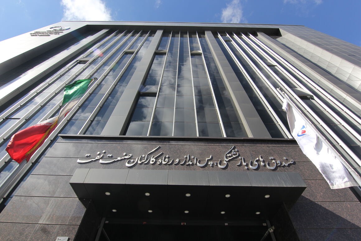 به گزارش اقتصادمحور، صندوق بازنشستگی کارکنان نفت یکی از غول‌های اقتصادی کشور محسوب می‌شود اما سال‌هاست به علت بی‌تدبیری و مدیریت فرتوت با مشکلات زیادی دست و پنجه نرم می‌کند تا جایی که همگان می‌پرسند مگر می‌شود صندوقی که یکی از ثروتمند‌ترین نهادهای اقتصادی محسوب می‌شود در ارائه خدمات به بازنشستگان دچار مشکل شود و نفتی‌ها را از اوج به پایین بکشد؟ متاسفانه پاسخ به این سوال بله است و بررسی اجمالی به راحتی بخشی از علل این اتفاق را بازگو می‌کند: مدیریت فرسوده.
