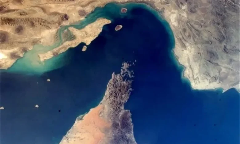 به گزارش اقتصادمحور به نقل از مانا، مسعود پلمه، دبیر انجمن شرکت‌های کشتیرانی درباره ادعای نتانیاهو درباره دور زدن تنگه هرمز و تغییر مسیر تردد کشتی‌های و خطوط لوله نفت گفت: اظهار نظر‌هایی که افرادی مانند نتانیاهو دارند، معمولاً اظهارات سیاسی و غیرعقلی است. بزرگترین بندر منطقه، بندر جبل‌علی محسوب می‌شود و اگر قرار باشد این بندر تعطیل باشد، مگر امکان دارد این بندر را به مسیر عربستان منتقل کنیم تا تردد دریایی به آن منطقه منحرف شود؟