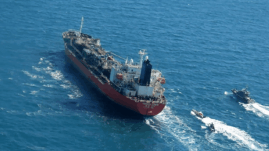 به گزارش اقتصادمحور به نقل از مانا، لویدز لیست گزارش داد که سئول یک فرستاده ویژه را مأمور مذاکره مستقیم با مقامات ایرانی کرده است. این فرستاده اطلاعات دقیق ۲۶ فروند کشتی سرگردان شامل نوع محموله، مقصد و مشخصات فنی را برای تسهیل فرآیند صدور مجوز، در اختیار تهران قرار داده است.همچنین انجمن مالکان کشتی کره جنوبی پیشنهاد پرداخت عوارض عبور از تنگه هرمز به ایران را به عنوان راه‌حلی کوتاه‌مدت برای پایان دادن به بن‌بست ایجادشده مطرح کرده است.