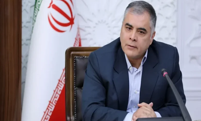 به گزارش اقتصادمحور به نقل از خانه ملت، محسن پاک‌نژاد در حاشیه نشست با نواب رئیس و رؤسای کمیسیون‌های تخصصی مجلس بیان کرد: در این نشست درباره مسائل پیرامون حوزه انرژی در شرایط جنگی صحبت شد، مسائل حوزه صنعت نفت مطرح  و مقرر شد با هم‌اندیشی بیشتر، چالش‌ها را برطرف کنیم.