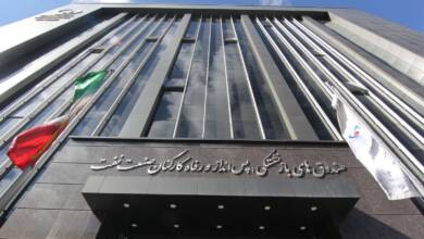 به گزارش اقتصادمحور، صندوق بازنشستگی کارکنان نفت یکی از غول‌های اقتصادی کشور محسوب می‌شود اما سال‌هاست به علت بی‌تدبیری و مدیریت فرتوت با مشکلات زیادی دست و پنجه نرم می‌کند تا جایی که همگان می‌پرسند مگر می‌شود صندوقی که یکی از ثروتمند‌ترین نهادهای اقتصادی محسوب می‌شود در ارائه خدمات به بازنشستگان دچار مشکل شود و نفتی‌ها را از اوج به پایین بکشد؟ متاسفانه پاسخ به این سوال بله است و بررسی اجمالی به راحتی بخشی از علل این اتفاق را بازگو می‌کند: مدیریت فرسوده.