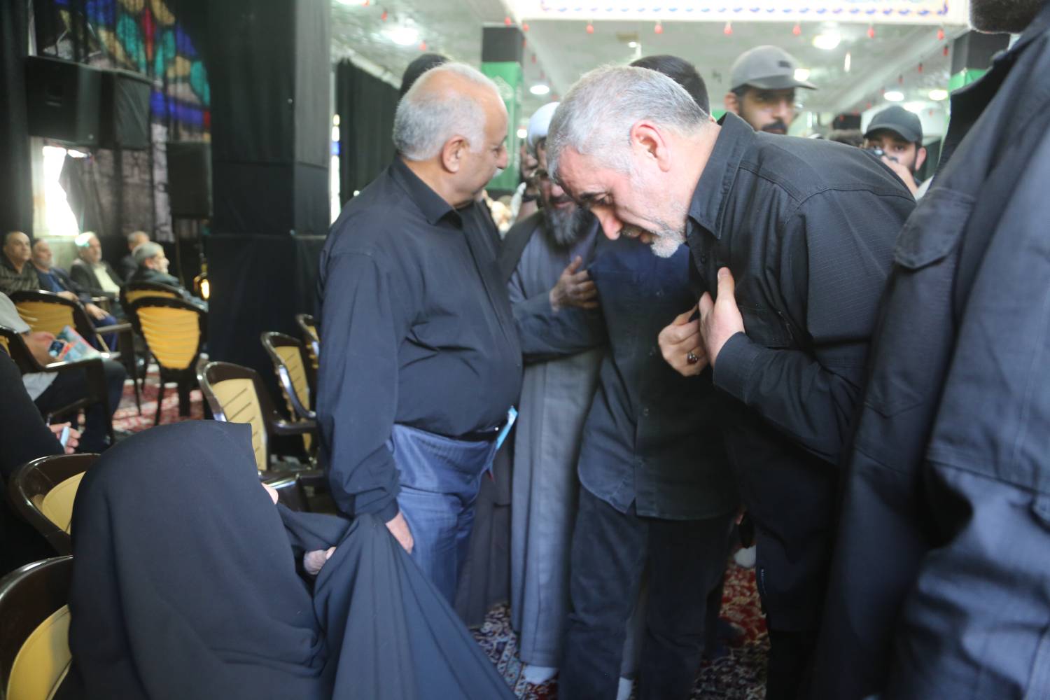 به گزارش اقتصادمحور: در فضایی سرشار از احترام و قدردانی، علی زاکانی شهردار تهران و علی نیکزاد نائبرئیس مجلس شورای اسلامی با حضور در منزل مادر شهیدان شهیدی، با این مادر صبور و فداکار دیدار و گفتوگو کردند.