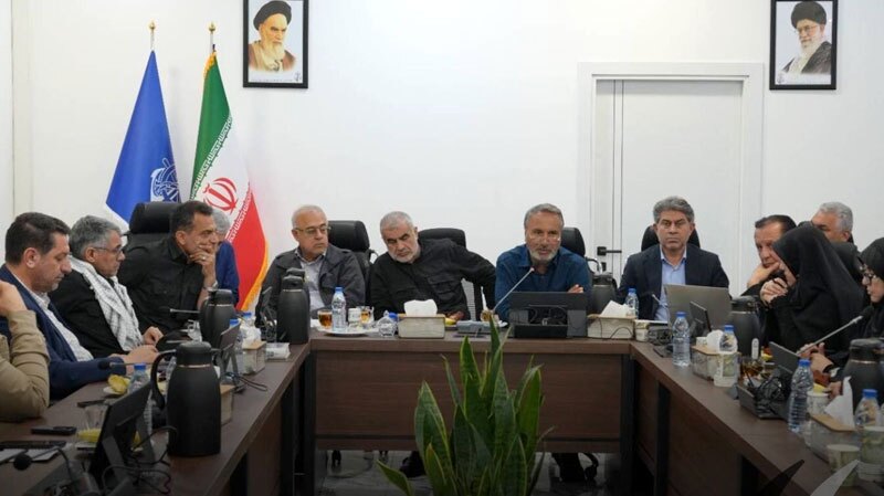 به گزارش اقتصادمحور: علی نیکزاد ثمرین، نایب‌رئیس مجلس، محمدرضا رضایی کوچی رئیس و جمعی از اعضای کمیسیون عمران مجلس شورای اسلامی با همراهی محمد شکیبی نسب، معاون وزیر راه و شهرسازی و مدیرعامل سازمان بنادر و دریانوردی و محمد عاشوری استاندار، برای بازدید از بنادر هرمزگان و بررسی موضوع تنگه هرمز به این استان سفر کردند و سپس با حضور در مجتمع بندری شهید رجایی در یک نشست مشترک نحوه تخلیه و ترانزیت کالا به ویژه کالاهای اساسی در شرایط محاصره دریایی تنگه هرمز را بررسی کردند.