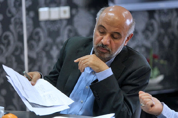 به گزارش اقتصادمحور: مدیرعامل پادجم که تا امروز صرفاً به‌عنوان سرپرست فعالیت می‌کرد و حکم قطعی نیز برای وی صادر نشده بود، تاکنون نیز تأییدیه لازم از مراجع و مقامات ذی‌صلاح را دریافت نکرده بود. مدیرعامل پادجم از سمت خود کنار گذاشته و برکنار شد.