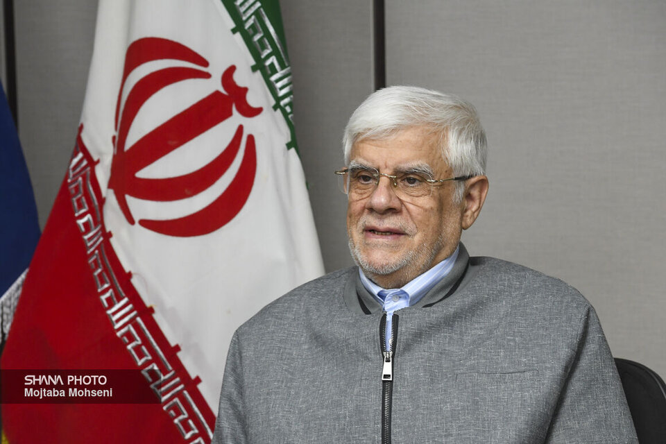 به گزارش اقتصادمحور به نقل از پایگاه اطلاع‌رسانی رسانی معاون اول رئیس‌جمهوری، محمدرضا عارف عصر سه‌شنبه (پنجم خرداد) در نشست تنظیم بازار و شورای عالی مسکن با اشاره به ضرورت بازسازی و از سرگیری تولید در بخش‌های مختلف پس از جنگ تحمیلی سوم، گفت: امروز راهبرد دولت این است که گاز و برق مورد نیاز صنایع کشور ازجمله پتروشیمی و کشاورزی تأمین شود تا با رونق تولید، نیازهای داخلی تأمین و صادرات انجام شود.