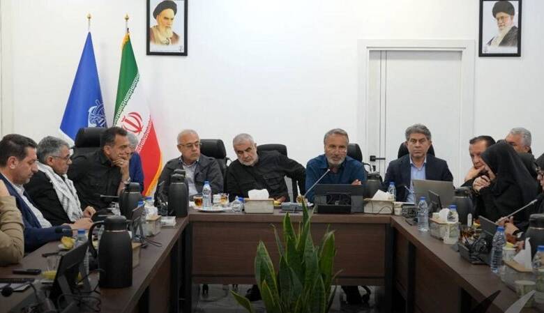 به گزارش اقتصادمحور: علی نیکزاد ثمرین، نایبرئیس مجلس، محمدرضا رضایی کوچی رئیس و جمعی از اعضای کمیسیون عمران مجلس شورای اسلامی با همراهی محمد شکیبی نسب، معاون وزیر راه و شهرسازی و مدیرعامل سازمان بنادر و دریانوردی و محمد عاشوری استاندار، برای بازدید از بنادر هرمزگان و بررسی موضوع تنگه هرمز به این استان سفر کردند و سپس با حضور در مجتمع بندری شهید رجایی در یک نشست مشترک نحوه تخلیه و ترانزیت کالا به ویژه کالاهای اساسی در شرایط محاصره دریایی تنگه هرمز را بررسی کردند.