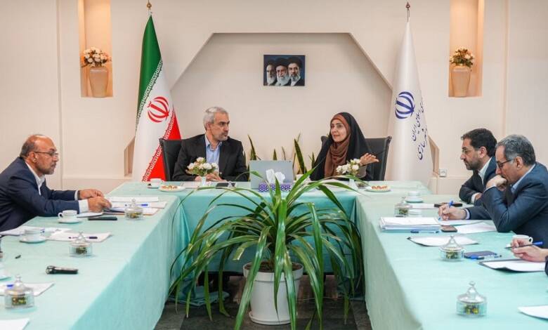 به گزارش اقتصادمحور، وزرای راه و شهرسازی و امور اقتصادی و دارایی در نشستی مشترک با حضور معاونان دو وزارتخانه، راهکارهای تسهیل تخلیه و ترخیص کالا از بنادر و مرزها و همچنین بهرهگیری از کریدورهای جایگزین برای تأمین کالاهای ضروری را بررسی کردند.
