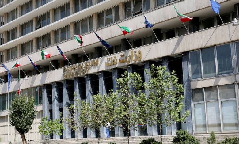 به گزارش اقتصادمحور به نقل از صفحه اقتصاد: نام (س،ص)، مدیر سابق حوزه فروش نفت وزارت نفت، در روزهای اخیر در برخی روایت‌ها و گزارش‌های غیررسمی بار دیگر مطرح شده است؛ موضوعی که توجه افکار عمومی را به یکی از حساس‌ترین بخش‌های اقتصاد کشور، یعنی سازوکار فروش نفت، جلب کرده است.