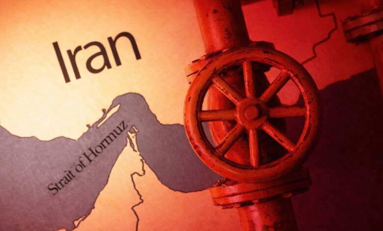 به گزارش اقتصادمحور به نقل از مانا: پیش از آنکه اولین مین در کف تنگه هرمز کاشته شود یا اولین پهپاد به اولین نفتکش اصابت کند، تنگه هرمز از مسیر دیگری بسته شد، با هراسی که بر دل بیمه‌های دریایی افتاد و یک اعلامیه چند صفحه‌ای از لندن.