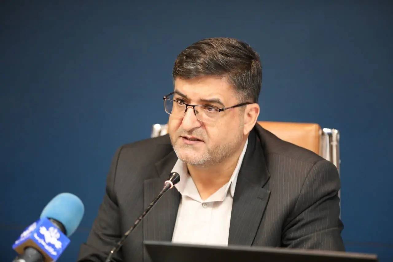 به گزارش اقتصادمحور: باور قلبی او بر «اقدامات کوچک با اثرات بزرگ» استوار است؛ به این معنی که شاید خیلی از کارها در نگاه اول ساده به نظر برسند، اما وقتی عمقِ تأثیرشان را می‌بینیم، متوجه می‌شویم که چه گره‌های بزرگی را از کار مردم باز کرده‌اند.
