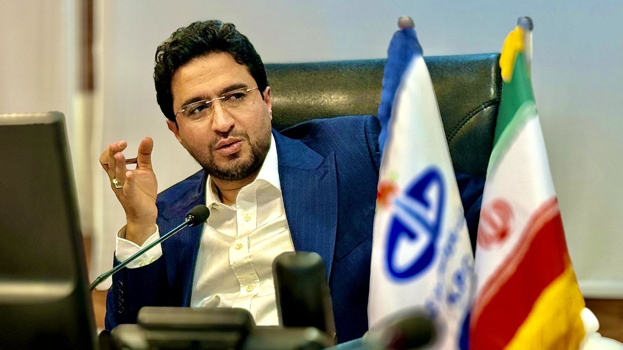 به گزارش اقتصادمحور به نقل از صدای پتروشیمی، کمیل پورضیائی، مدیرعامل شرکت پتروشیمی خارک، در مجمع عمومی عادی سالیانه این شرکت ضمن تشریح عملکرد و برنامه‌های توسعه‌ای “شخارک”، از اجرای طرح‌های جدید برای تکمیل زنجیره ارزش و افزایش ظرفیت عملیاتی خبر داد.