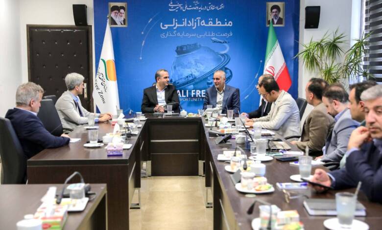 به گزارش اقتصادمحور به نقل از روابط عمومی و امور بین الملل سازمان منطقه آزاد انزلی، در جریان این جلسه که مهدی گلدوست عضو هیأت مدیره و مدیر فناوری اطلاعات سازمان نیز حضور داشت، طرفین در خصوص عملیاتی‌سازی تفاهم‌نامه‌های همکاری با توجه به ظرفیت‌ها و فرصت‌های جدید ایجاد شده برای نخستین منطقه آزاد شمال کشور با هدف اجرای شاخص‌های انقلاب صنعتی چهارم و پنجم، و مناطق آزاد ‌نسل ششم، گفتگو کردند.