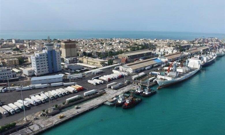 به گزارش وقایع نیوز به نقل از مانا، ارسلان زارع، استاندار بوشهر شامگاه سهشنبه در دیدار با معاون اول رئیسجمهور، ضمن قدردانی از حمایتهای دولت وفاق ملی از پروژههای کلان این استان اظهار داشت: با وحدت و انسجام میان مردم و مسئولان و حمایتهای دولت، فضای عمومی استان بوشهر از امنیت، آرامش و همدلی مطلوبی برخوردار است و روند اجرای پروژههای عمرانی و اقتصادی در مسیر پیشرفت قرار دارد.