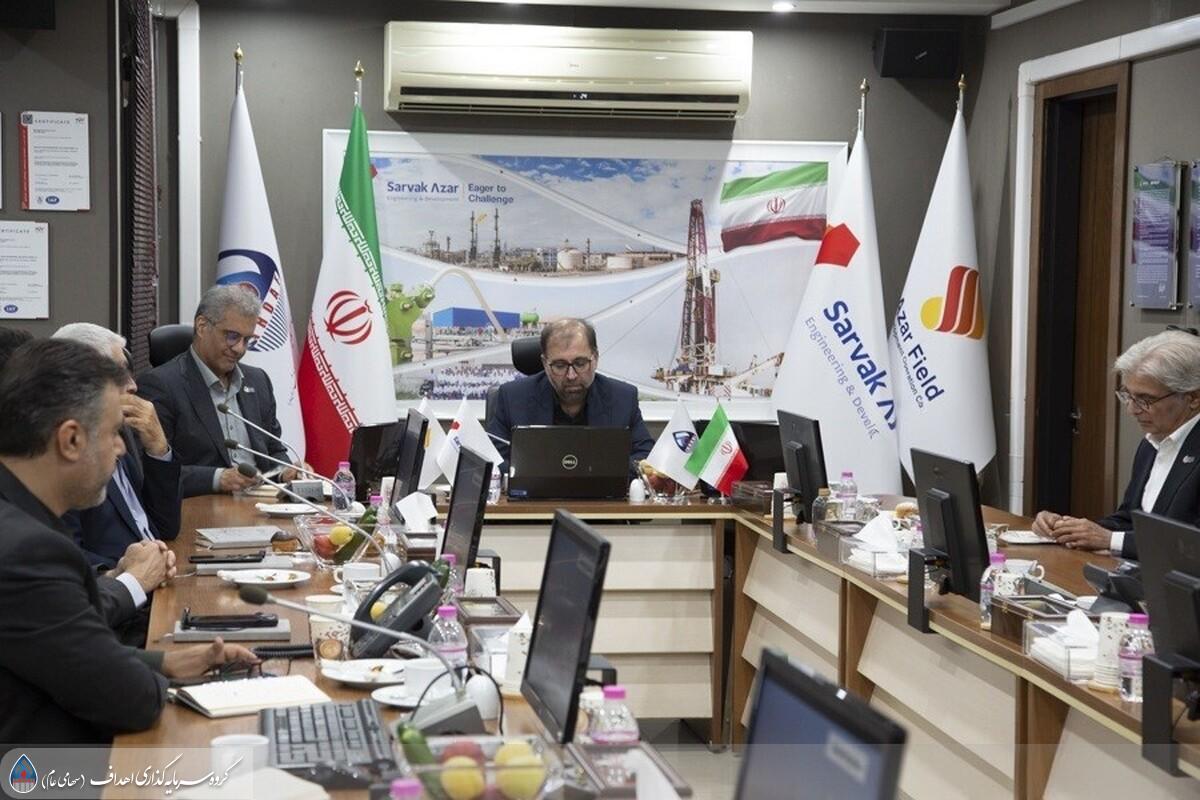 به گزارش وقایع نیوز به نقل از روابط عمومی اهداف، در ابتدای نشست، حمیدرضا توسلی، مدیرعامل شرکت مهندسی و توسعه سروک آذر، ضمن خیرمقدم به حاضران، به تشریح پیچیدگی‌های زمین‌شناسی و عملیات حفاری در فاز نخست توسعه میدان نفتی آذر پرداخت و بر نقش بی‌بدیل توان و تحقق فنی مهندسی داخلی، بهره‌گیری از نیروی متخصص بومی و حجم قابل‌توجه سرمایه‌گذاری انجام‌شده در این فاز تأکید کرد. وی در ادامه، مدیران ارشد حاضر در جلسه را معرفی کرد.
