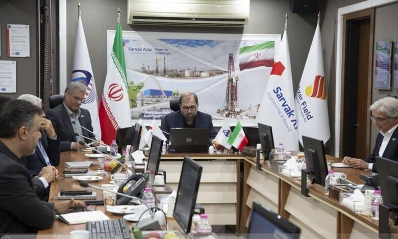 به گزارش وقایع نیوز به نقل از روابط عمومی اهداف، در ابتدای نشست، حمیدرضا توسلی، مدیرعامل شرکت مهندسی و توسعه سروک آذر، ضمن خیرمقدم به حاضران، به تشریح پیچیدگی‌های زمین‌شناسی و عملیات حفاری در فاز نخست توسعه میدان نفتی آذر پرداخت و بر نقش بی‌بدیل توان و تحقق فنی مهندسی داخلی، بهره‌گیری از نیروی متخصص بومی و حجم قابل‌توجه سرمایه‌گذاری انجام‌شده در این فاز تأکید کرد. وی در ادامه، مدیران ارشد حاضر در جلسه را معرفی کرد.