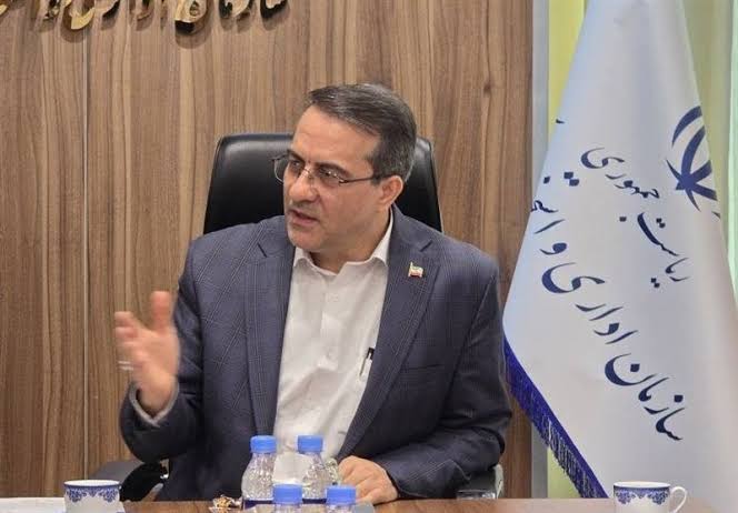 به گزارش تولیدگران کارآفرین، علاءالدین رفیع‌زاده رئیس سازمان اداری و استخدامی کشور، در حاشیه جشنواره ایده، محصول و فناوری در جمع خبرنگاران با اشاره به تکالیف قانونی در حوزه کوچک‌سازی دولت گفت: بر اساس ماده ۱۰۵ قانون برنامه هفتم توسعه و همچنین سیاست‌های کلی نظام اداری، بازنگری در ساختار کلان دستگاه‌های اجرایی در دستور کار قرار گرفته است. ما مجموع این اسناد بالادستی را در قالب مصوبه‌ای دارای برنامه‌های ضمانت‌دار، در شورای عالی اداری تصویب و ابلاغ کردیم.