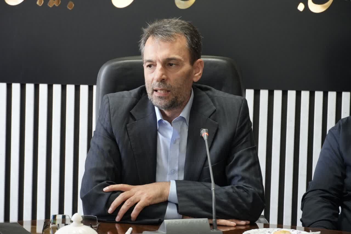 به گزارش تولیدگران کارآفرین به نقل از وزارت جهاد کشاورزی، داور نامدار در سفر به استان آذربایجانغربی و در نشست تخصصی با مدیران این حوزه، با تأکید بر محدودیت منابع پایه، اظهار کرد: کشور ما با ۱۸.۷ میلیون هکتار اراضی کشاورزی که بخش عمده آن را اراضی دیم تشکیل میدهد، با محدودیت جدی در منابع آبی و اراضی حاصلخیز مواجه است. در چنین شرایطی، حفاظت از این منابع، نه تنها برای تولید، بلکه برای تأمین امنیت زیستی کشور یک ضرورت حیاتی است.