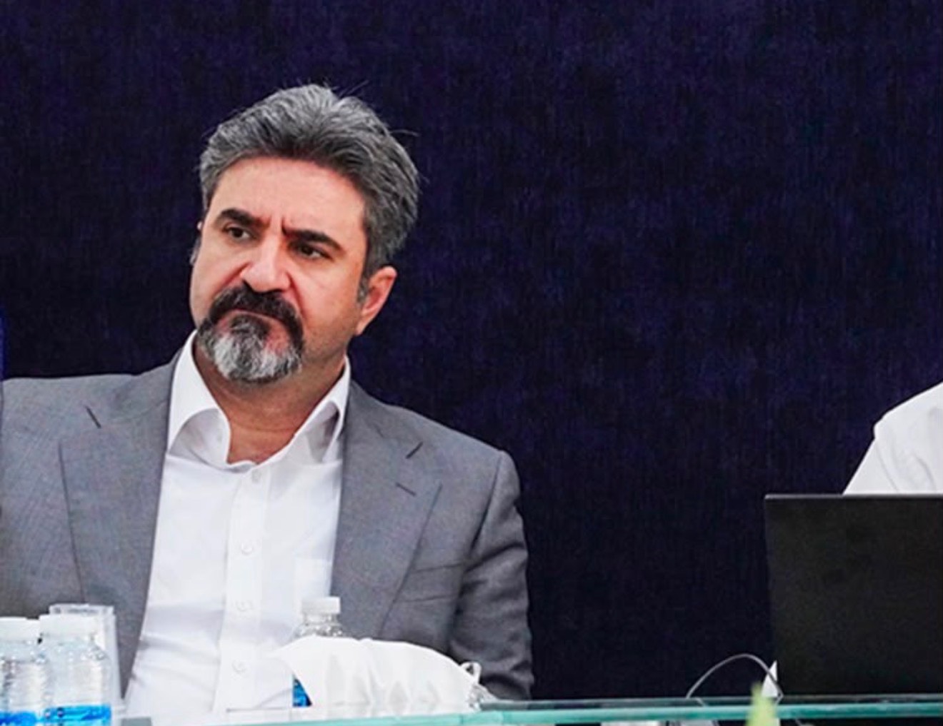 به گزارش اقتصادمحور: اتفاقات رخداده در مناطق عسلویه و ماهشهر نشان داد که زیرساختهای حیاتی صنعت پتروشیمی، بهویژه در حوزه پدافند غیرعامل، ایمنی و بهداشت محیط کار (HSE)، همچنان نیازمند بازنگری و تقویت جدی هستند. تمرکز بخش قابل توجهی از خدمات یوتیلیتی، از جمله برق، بخار و آب صنعتی، در چند نقطه محدود نیز بر دامنه این آسیبپذیری افزوده است؛ چراکه هرگونه اختلال در این مراکز میتواند زنجیرهای از توقفها و کاهش ظرفیتها را در مجموعهای از مجتمعهای تولیدی ایجاد کند.