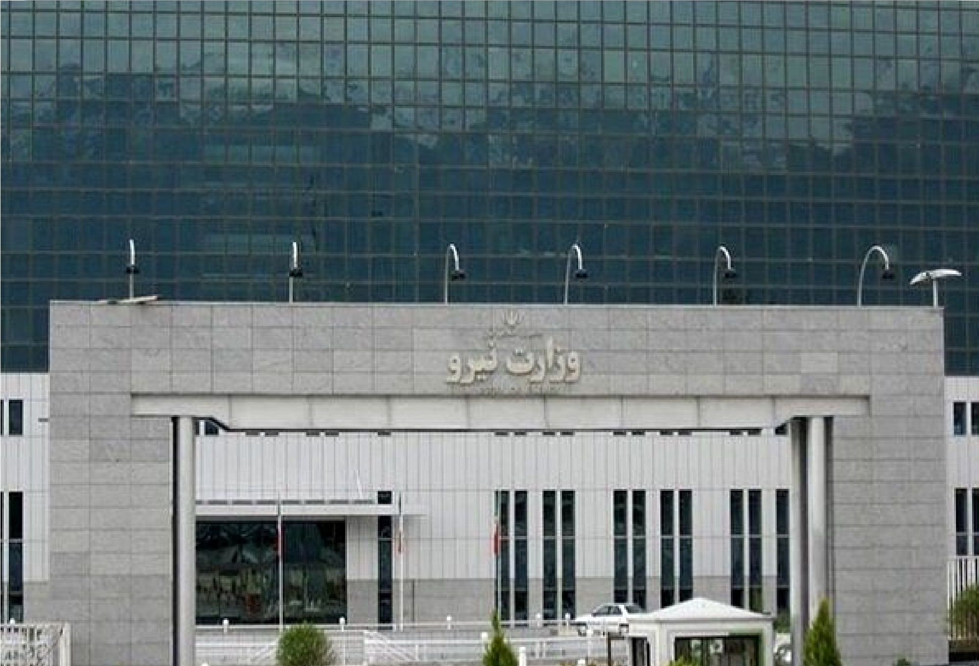 به گزارش اقتصادمحور به نقل از وقایع نیوز: امیرمجید شهریاری|اینجا دیگر صحبت از یک رقابت حرفهای نیست. صحبت از نظامی است عشیرهای و قبیلهای که همانگونه که مافیاها به ساختار خانوادگی مشهورند، این «خانوادهوارگیِ»مدیریتی نیز به سدّی مستحکم در برابر هر شایستهسالاری و تخصص بدل شده است.