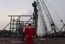 به گزارش اقتصادمحور به نقل از روابط عمومي شرکت مهندسی و ساخت تاسیسات دریایی ایران، با بهره‌گیری از الگوریتم‌های پیشرفته و تحلیل داده‌های کلان، این مجموعه توانسته است فرآیند مدل‌سازی تاسیسات پیچیده دریایی را از حالت‌های سنتی به سمت سیستم‌های هوشمند برده بطوریکه قادر به پیش‌بینی رفتار سازه‌ها در شرایط محیطی سخت و متغیر هستند.